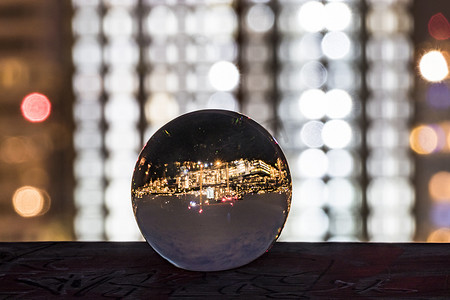 卡恩斯摄影照片_瑞典斯德哥尔摩，利杰霍姆斯卡恩的隐居社区，通过水晶球看到.