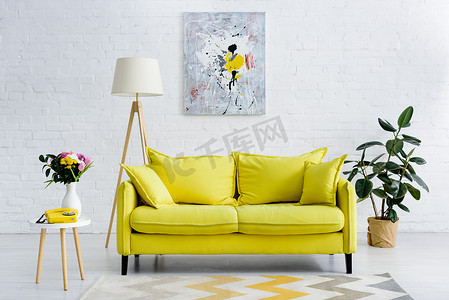 舒适的客厅内部, 明亮的黄色元素, 装饰和复古电话