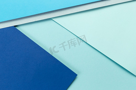 材料设计蓝色背景.手工纸片以不同的方式折叠起来.一张照片