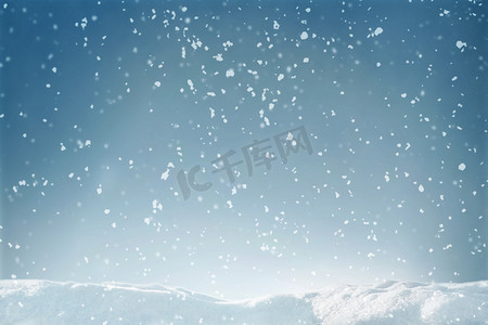 漫天飞舞的雪花摄影照片_冬季造雪