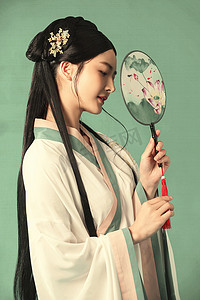 中国文化绿色摄影照片_拿着扇子的古风美女