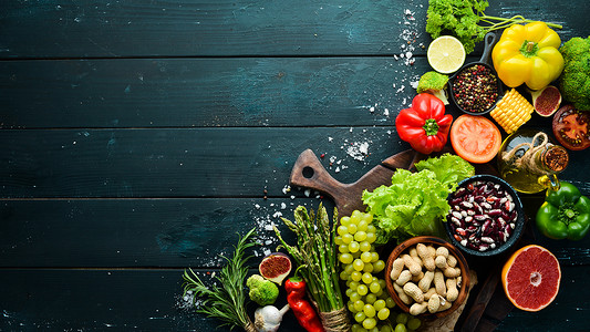 有机食品。新鲜蔬菜和水果。顶部视图。免费复制空间.