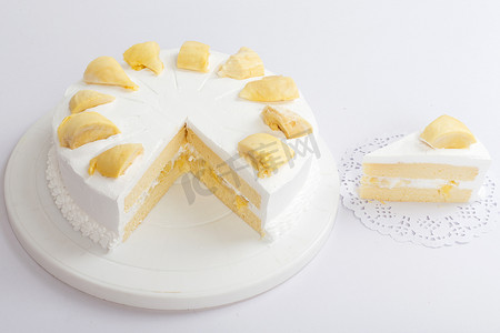 榴莲蛋糕摄影照片_白色背景上的榴莲蛋糕