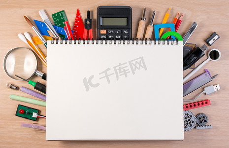 笔记本在学校用品或学校桌上的办公用品。背景与文本副本空间与学校或办公室材料.