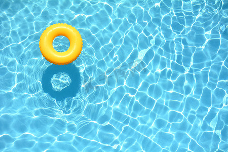 黄池漂浮在一个游泳池