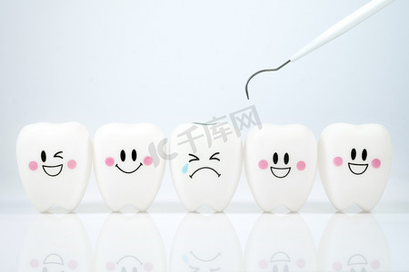 牙齿微笑和哭泣的情感与牙菌斑工具, 概念牙科护理清洁白色背景菌斑