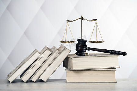 法律和正义概念形象, 审判室主题