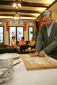 过年包饺子摄影照片_中国老人包饺子