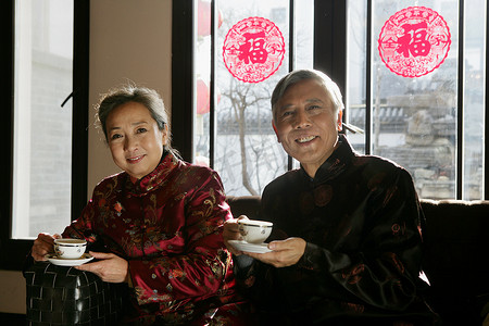 剪紙窗花摄影照片_中国老年夫妇喝茶