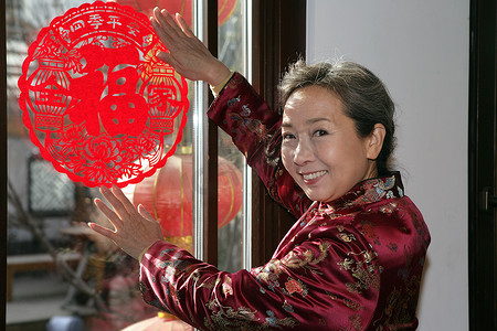 中国老年妇女贴窗花