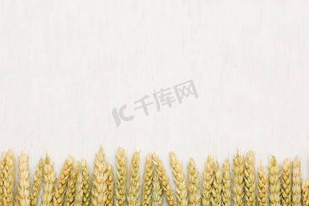 亚麻织物摄影照片_自然背景、 小麦和亚麻织物.
