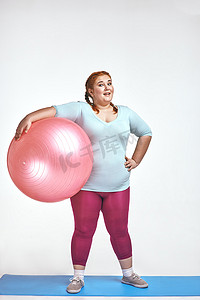 有趣的照片有趣的, 红头发, 胖乎乎的女人, 拿着一个球