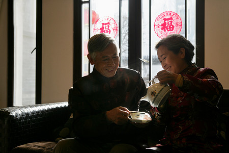 法治剪纸摄影照片_中国老年夫妇喝茶