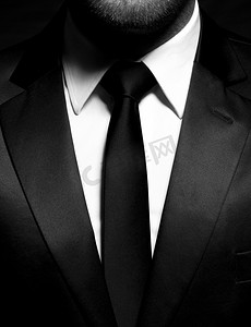 穿着黑色西装和领带的绅士