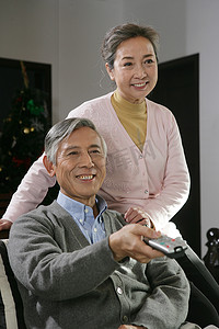 中国老年夫妇看电视