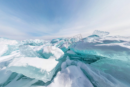 山包的贝加尔湖冰在拉伸的宽屏格式