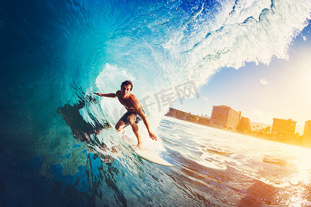 桶装水铁架摄影照片_在蓝色的海洋波浪冲浪者
