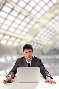 青年商务男士在办公室里看电脑