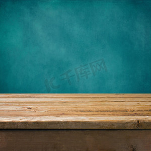 与木桌和 grunge 蓝色墙背景