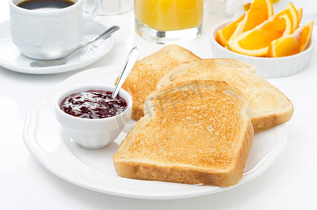 早餐面包、 果酱、 咖啡和橙汁