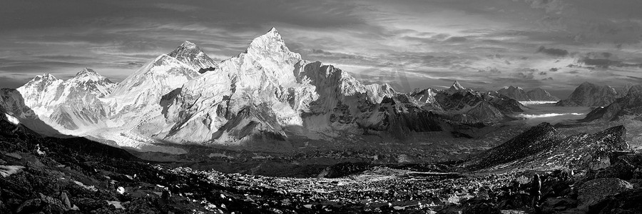 晚上珠穆朗玛峰和努从卡拉 patthar-艰苦跋涉到过珠峰大本营-尼泊尔的黑色和白色全景