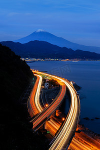 在静冈, 以快捷的方式, 在夜间的道路上, 鸟富士山的鸟图。富士五湖, 日本。风景与小山.