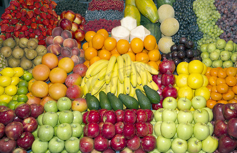 成熟的不同种类的水果放在市场上出售