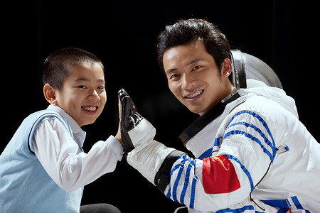 中国航天梦展板摄影照片_小男孩和宇航员手牵手