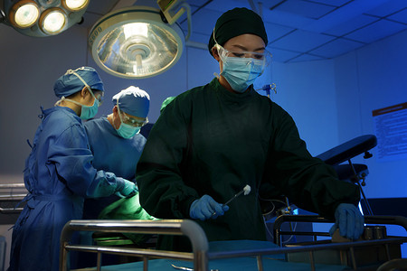 急救员摄影照片_医务工作者在手术室做手术