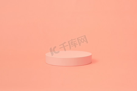 products摄影照片_product platform arrangement in pink pastel color in minimalist style. trendy display layout with an empty podium for showcasing cosmetics, skincare, or other products.