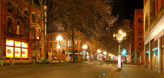 在早春晚上的先驱广场在西雅图。空荡荡的街道.