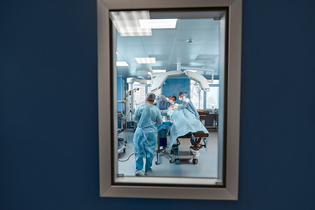 手术室入口的一张快照，通过门窗、手术室、手术室进行真正的手术.