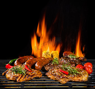 美味的肉在烧烤与火焰火焰。在黑色背景上被隔离。烤肉和烧烤。高分辨率图像