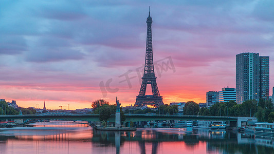 埃菲尔铁塔的日出时间在塞纳河和法国巴黎与船同行。从米拉博大桥看风景。现代建筑与自由女神像