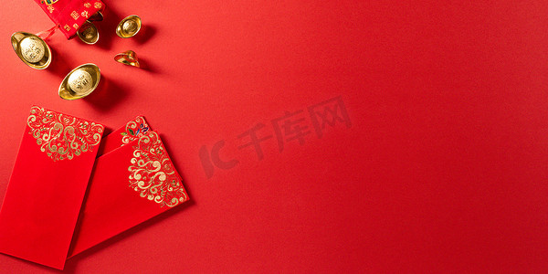 中国新年装饰品或红包、金锭或红色背景的金块。文章中的汉字FU指的是好运、财富、资金流动.