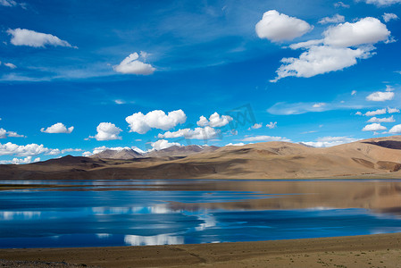 拉达克（Ladakh）, India - Tso Moriri Lake in Changthang Plateau, Ladakh, Jammu and Kashmir, India 。它是《拉姆萨尔公约》的一部分-- --托莫里里里.