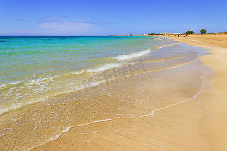 阿普利亚的最美丽的沙滩。Salento 海岸: 老爹巴利语海滩 (莱切)。意大利 (普利亚)。它的名字来自于十六世纪 watchtowe。低的沙质海岸线是 charactherized 被沙丘覆盖着地中海的磨砂膏.