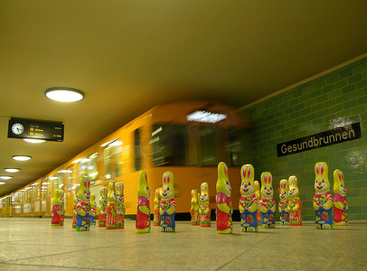 u站摄影照片_德国柏林，柏林，欧洲，U Gesundbrunnen，一群从巧克力制成的复活节兔子站在地铁的月台上
