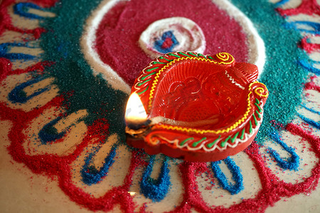 在Diwali庆典期间点燃了Clay Diya灯。设计名为Diwali的印度印度教灯节贺卡.