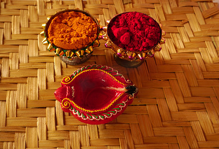 在Diwali庆典期间，Clay Diya灯被两碗香料点亮。设计名为Diwali的印度印度教灯节贺卡.