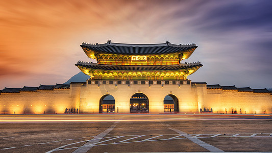 在首尔的 Geyongbokgung 宫在夜的光化门。长