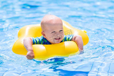 儿童学游泳摄影照片_在游泳池里的小宝贝