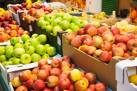 水果超市摄影照片_在超市的水果