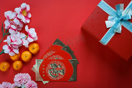 好运花摄影照片_中国新年节日装饰与橙色的花和包红色的主题-汉字意味着幸福, 好运, 伟大的利润