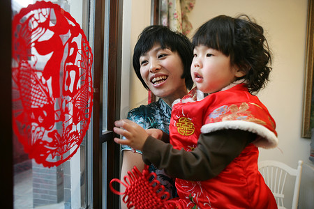 中国年轻妈妈抱着孩子