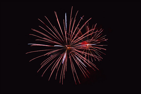 可用空间摄影照片_五颜六色的烟花在夜空。新年庆祝烟花。黑色背景上的抽象焰火与文本的可用空间