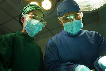 手术服图片摄影照片_医务工作者在手术室做手术