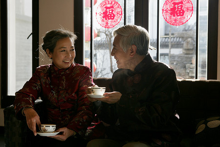 法治剪纸摄影照片_中国老年夫妇喝茶