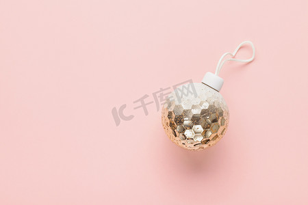 year摄影照片_Christmas balls and lightbox with the text 