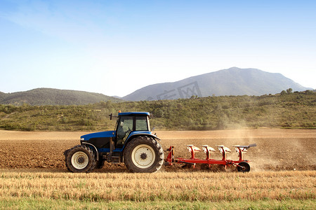 农业耕在谷物的麦田上拖拉机